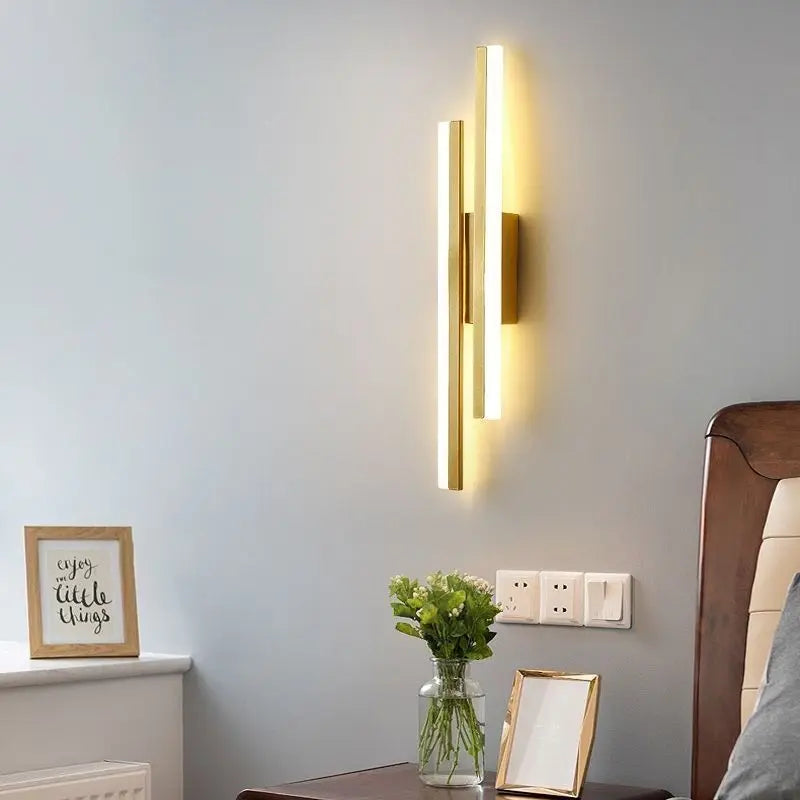 Dimmable 3-Colour LED Wall Lamp – Black or Gold